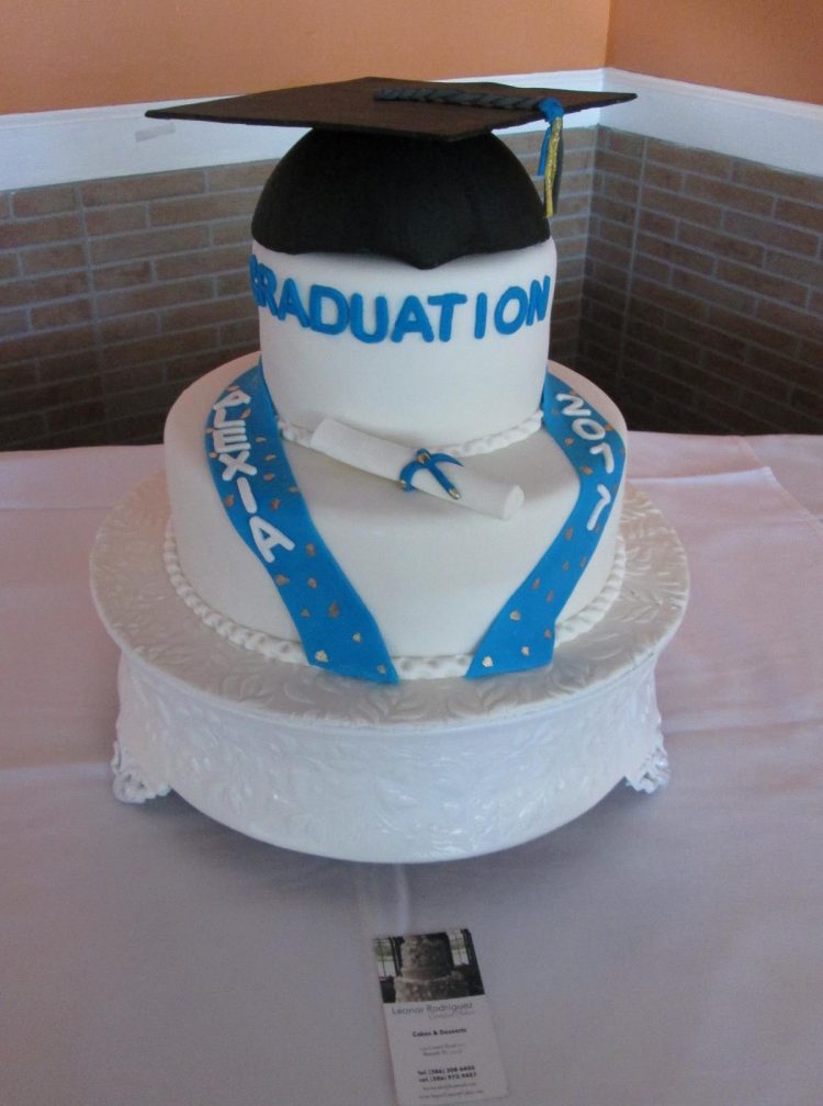 Graduation cake by Leonor Rodriguez